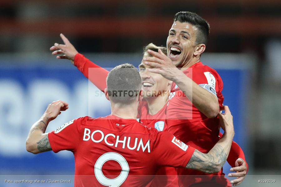 Simon Zoller, Robert Tesche, Anthony Losilla, Merck-Stadion, Darmstadt, 26.04.2021, DFL, sport, action, Fussball, Deutschland, April 2021, Saison 2020/2021, BOC, SVD, Bundesliga, 2. Bundesliga, VfL Bochum, SV Darmstadt 98 - Bild-ID: 2292709 Simon Zoller, Robert Tesche, Anthony Losilla, Merck-Stadion, Darmstadt, 26.04.2021, DFL, sport, action, Fussball, Deutschland, April 2021, Saison 2020/2021, BOC, SVD, Bundesliga, 2. Bundesliga, VfL Bochum, SV Darmstadt 98 - Bild-ID: 2292709