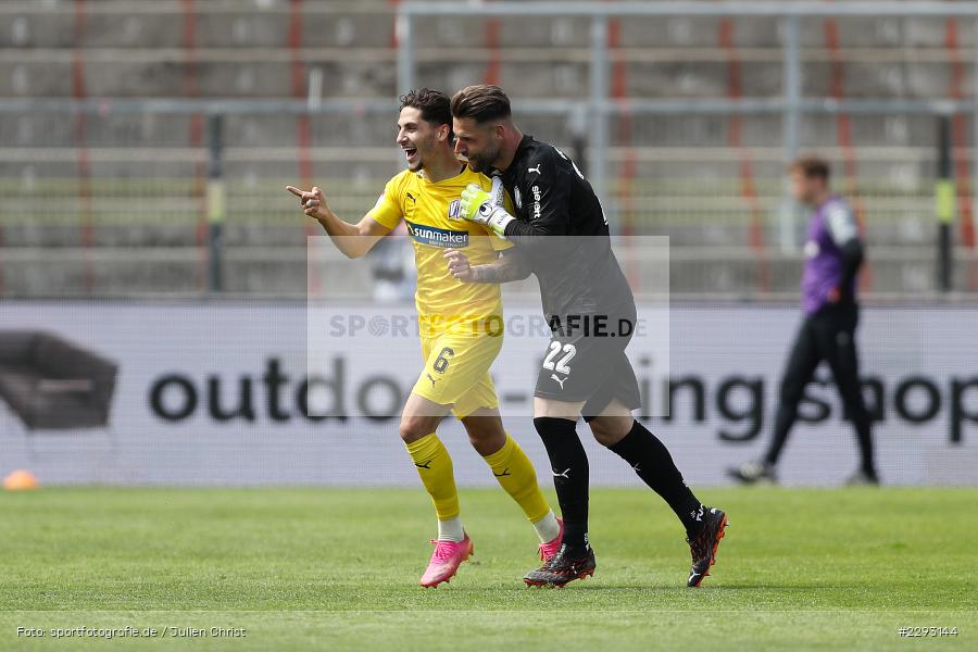 Torwart Philipp Kühn, Tor, Torjubel, Ludovit Reis, FLYERALARM Arena, Würzburg, 08.05.2021, DFL, sport, action, Fussball, Deutschland, Mai 2021, Saison 2020/2021, OSN, FWK, Bundesliga, 2. Bundesliga, VfL Osnabrück, FC Würzburger Kickers - Bild-ID: 2293144 Torwart Philipp Kühn, Tor, Torjubel, Ludovit Reis, FLYERALARM Arena, Würzburg, 08.05.2021, DFL, sport, action, Fussball, Deutschland, Mai 2021, Saison 2020/2021, OSN, FWK, Bundesliga, 2. Bundesliga, VfL Osnabrück, FC Würzburger Kickers - Bild-ID: 2293144