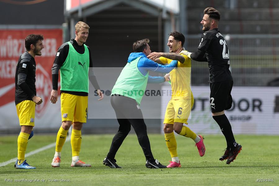 Torwart Philipp Kühn, Tor, Torjubel, Ludovit Reis, FLYERALARM Arena, Würzburg, 08.05.2021, DFL, sport, action, Fussball, Deutschland, Mai 2021, Saison 2020/2021, OSN, FWK, Bundesliga, 2. Bundesliga, VfL Osnabrück, FC Würzburger Kickers - Bild-ID: 2293146 Torwart Philipp Kühn, Tor, Torjubel, Ludovit Reis, FLYERALARM Arena, Würzburg, 08.05.2021, DFL, sport, action, Fussball, Deutschland, Mai 2021, Saison 2020/2021, OSN, FWK, Bundesliga, 2. Bundesliga, VfL Osnabrück, FC Würzburger Kickers - Bild-ID: 2293146