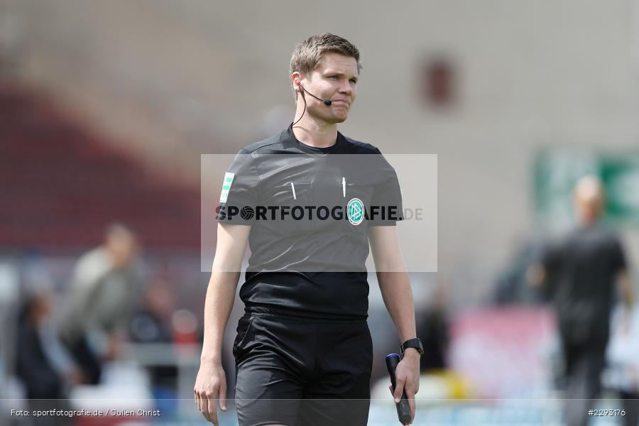 FLV Westfalen, Assistent, Schiedsrichter, Florian Exner, FLYERALARM Arena, Würzburg, 08.05.2021, DFL, sport, action, Fussball, Deutschland, Mai 2021, Saison 2020/2021, OSN, FWK, Bundesliga, 2. Bundesliga, VfL Osnabrück, FC Würzburger Kickers - Bild-ID: 2293176