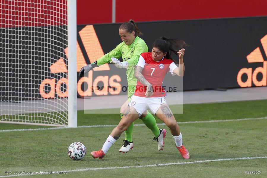 Yenny Acuna, Chance, Laura Benkarth, Stadion am Bieberer Berg, 15.06.2021, DFB, sport, action, Fussball, Juni 2021, Germany, Bieberer Berg, CHI, GER, Offenbach, Frauen-Länderspiel, Länderspiel, Chile, Deutschland - Bild-ID: 2295527
