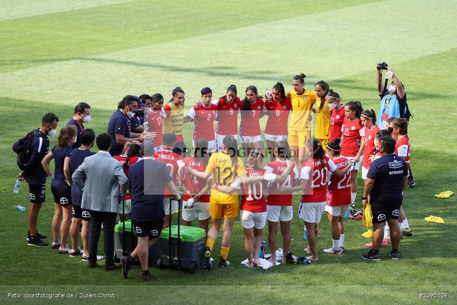 Fernanda Pinilla, Francisca Lara, Monserratt Gonzalez, Daniela Zamora, Daniela Pardo, Yanara Aedo, Natalia Campos, Rosario Balmaceda, Yastin Jimenez, Nicole Gutierrez, Antonia Canales, Christiane Endler, Maria Jose Urrutia, Yenny Acuna, Karen Araya, Valentina Diaz, Camila Saez, Javiera Toro, Mannschaftskreis, Jose Antonio Letelier Henriquez, Trainer, Ansprache, Stadion am Bieberer Berg, 15.06.2021, DFB, sport, action, Fussball, Juni 2021, Germany, Bieberer Berg, CHI, GER, Offenbach, Frauen-Länderspiel, Länderspiel, Chile, Deutschland - Bild-ID: 2295529