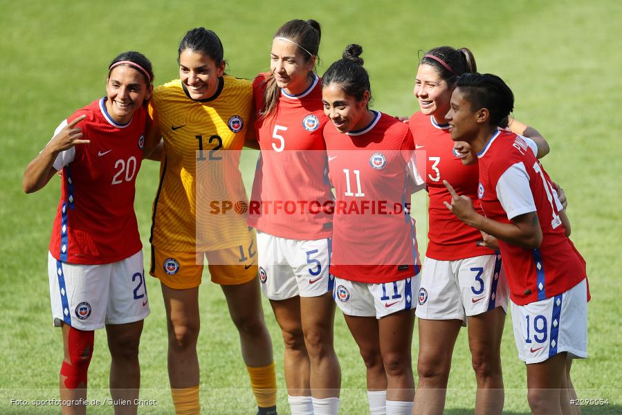 Posing, Gruppenbild, Daniela Zamora, Stadion am Bieberer Berg, 15.06.2021, DFB, sport, action, Fussball, Juni 2021, Germany, Bieberer Berg, CHI, GER, Offenbach, Frauen-Länderspiel, Länderspiel, Chile, Deutschland - Bild-ID: 2295534