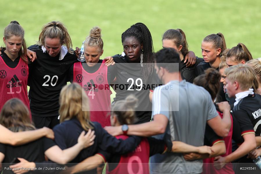 Ansprache, Mannschaftskreis, Klara Bühl, Leonie Maier, Fabienne Dongus, Tabea Waßmuth, Nicole Anyomi, Stadion am Bieberer Berg, 15.06.2021, DFB, sport, action, Fussball, Juni 2021, Germany, Bieberer Berg, CHI, GER, Offenbach, Frauen-Länderspiel, Länderspiel, Chile, Deutschland - Bild-ID: 2295541