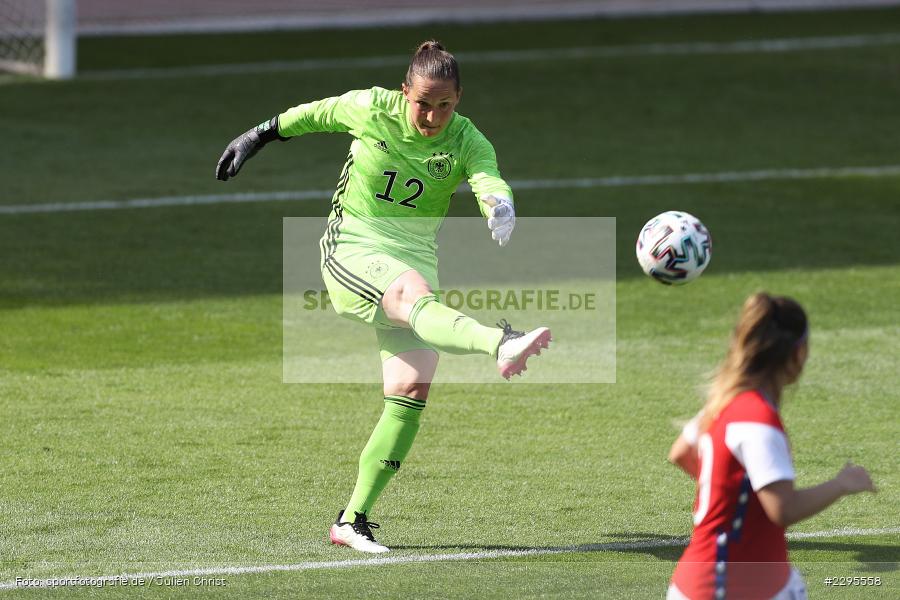 Torabschlag, Laura Benkarth, Stadion am Bieberer Berg, 15.06.2021, DFB, sport, action, Fussball, Juni 2021, Germany, Bieberer Berg, CHI, GER, Offenbach, Frauen-Länderspiel, Länderspiel, Chile, Deutschland - Bild-ID: 2295558