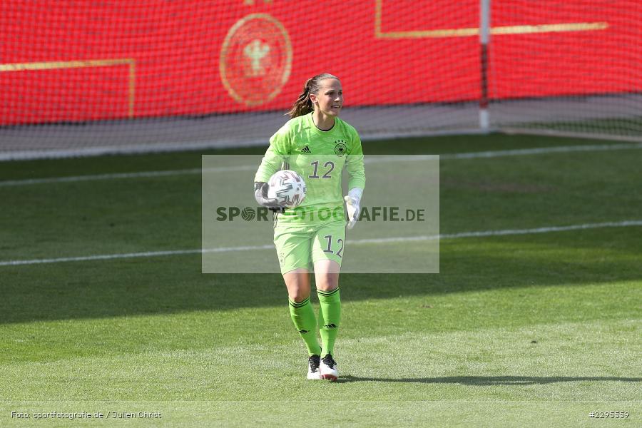 Laura Benkarth, Stadion am Bieberer Berg, 15.06.2021, DFB, sport, action, Fussball, Juni 2021, Germany, Bieberer Berg, CHI, GER, Offenbach, Frauen-Länderspiel, Länderspiel, Chile, Deutschland - Bild-ID: 2295559