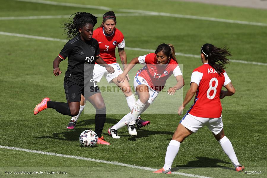 Duell, Nicole Anyomi, Stadion am Bieberer Berg, 15.06.2021, DFB, sport, action, Fussball, Juni 2021, Germany, Bieberer Berg, CHI, GER, Offenbach, Frauen-Länderspiel, Länderspiel, Chile, Deutschland - Bild-ID: 2295564 Duell, Nicole Anyomi, Stadion am Bieberer Berg, 15.06.2021, DFB, sport, action, Fussball, Juni 2021, Germany, Bieberer Berg, CHI, GER, Offenbach, Frauen-Länderspiel, Länderspiel, Chile, Deutschland - Bild-ID: 2295564