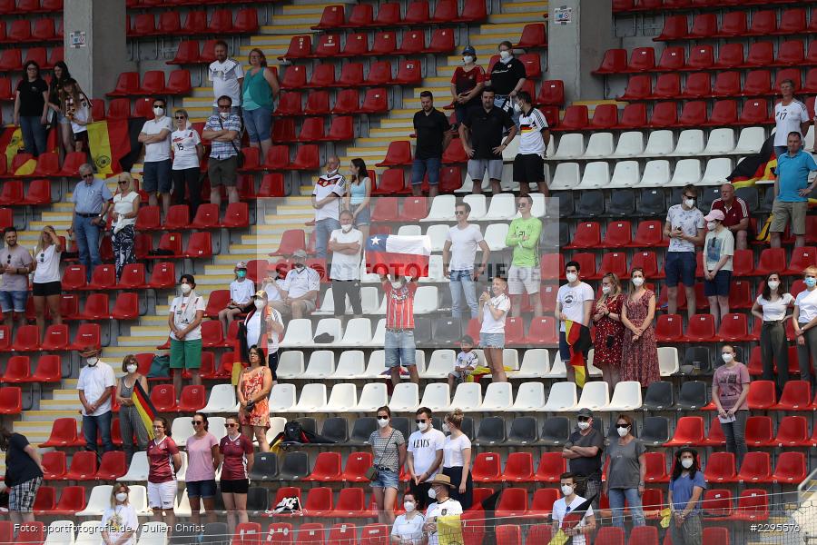 Publikum, Flagge, Fans, Zuschauer, Stadion am Bieberer Berg, 15.06.2021, DFB, sport, action, Fussball, Juni 2021, Germany, Bieberer Berg, CHI, GER, Offenbach, Frauen-Länderspiel, Länderspiel, Chile, Deutschland - Bild-ID: 2295576 Publikum, Flagge, Fans, Zuschauer, Stadion am Bieberer Berg, 15.06.2021, DFB, sport, action, Fussball, Juni 2021, Germany, Bieberer Berg, CHI, GER, Offenbach, Frauen-Länderspiel, Länderspiel, Chile, Deutschland - Bild-ID: 2295576