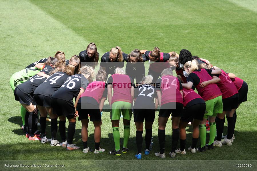 Mannschaftskreis, Stadion am Bieberer Berg, 15.06.2021, DFB, sport, action, Fussball, Juni 2021, Germany, Bieberer Berg, CHI, GER, Offenbach, Frauen-Länderspiel, Länderspiel, Chile, Deutschland - Bild-ID: 2295580 Mannschaftskreis, Stadion am Bieberer Berg, 15.06.2021, DFB, sport, action, Fussball, Juni 2021, Germany, Bieberer Berg, CHI, GER, Offenbach, Frauen-Länderspiel, Länderspiel, Chile, Deutschland - Bild-ID: 2295580