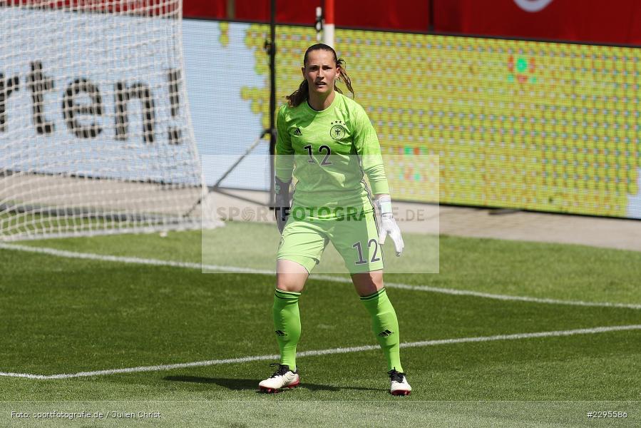 Laura Benkarth, Stadion am Bieberer Berg, 15.06.2021, DFB, sport, action, Fussball, Juni 2021, Germany, Bieberer Berg, CHI, GER, Offenbach, Frauen-Länderspiel, Länderspiel, Chile, Deutschland - Bild-ID: 2295586