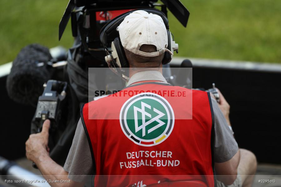 Kameraoperator, TV-Übertragung, Symbolbild, Stadion am Bieberer Berg, 15.06.2021, DFB, sport, action, Fussball, Juni 2021, Germany, Bieberer Berg, CHI, GER, Offenbach, Frauen-Länderspiel, Länderspiel, Chile, Deutschland - Bild-ID: 2295610 Kameraoperator, TV-Übertragung, Symbolbild, Stadion am Bieberer Berg, 15.06.2021, DFB, sport, action, Fussball, Juni 2021, Germany, Bieberer Berg, CHI, GER, Offenbach, Frauen-Länderspiel, Länderspiel, Chile, Deutschland - Bild-ID: 2295610