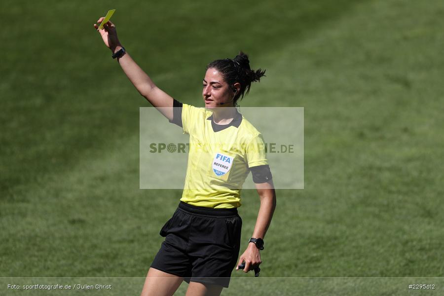 Referee, FIFA, Schiedsrichter, Gelbe Karte, Maria Sole Caputi, Stadion am Bieberer Berg, 15.06.2021, DFB, sport, action, Fussball, Juni 2021, Germany, Bieberer Berg, CHI, GER, Offenbach, Frauen-Länderspiel, Länderspiel, Chile, Deutschland - Bild-ID: 2295612 Referee, FIFA, Schiedsrichter, Gelbe Karte, Maria Sole Caputi, Stadion am Bieberer Berg, 15.06.2021, DFB, sport, action, Fussball, Juni 2021, Germany, Bieberer Berg, CHI, GER, Offenbach, Frauen-Länderspiel, Länderspiel, Chile, Deutschland - Bild-ID: 2295612