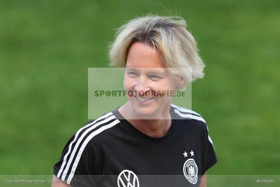 Lächeln, Martina Voss-Tecklenburg, Stadion am Bieberer Berg, 15.06.2021, DFB, sport, action, Fussball, Juni 2021, Germany, Bieberer Berg, CHI, GER, Offenbach, Frauen-Länderspiel, Länderspiel, Chile, Deutschland - Bild-ID: 2295632