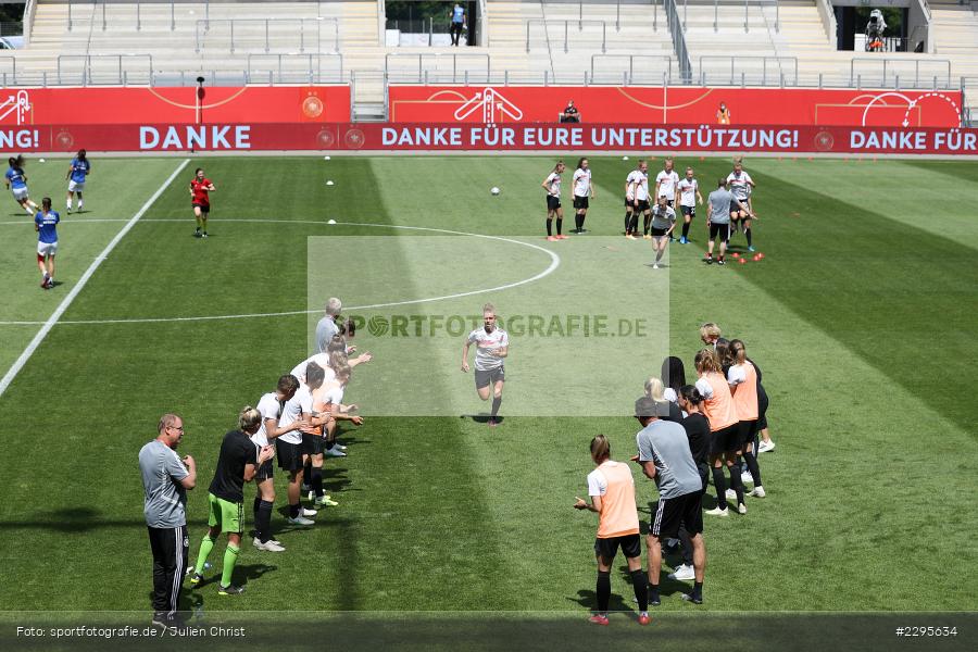 Warmup, Beklatschen, Linda Dallmann, Stadion am Bieberer Berg, 15.06.2021, DFB, sport, action, Fussball, Juni 2021, Germany, Bieberer Berg, CHI, GER, Offenbach, Frauen-Länderspiel, Länderspiel, Chile, Deutschland - Bild-ID: 2295634 Warmup, Beklatschen, Linda Dallmann, Stadion am Bieberer Berg, 15.06.2021, DFB, sport, action, Fussball, Juni 2021, Germany, Bieberer Berg, CHI, GER, Offenbach, Frauen-Länderspiel, Länderspiel, Chile, Deutschland - Bild-ID: 2295634