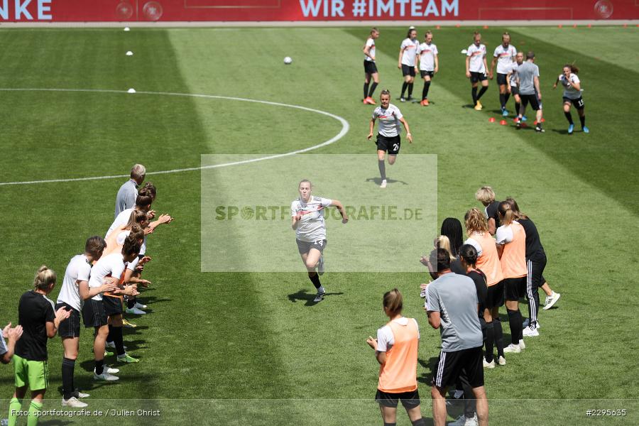 Laura Freigang, Warmup, Beklatschen, Stadion am Bieberer Berg, 15.06.2021, DFB, sport, action, Fussball, Juni 2021, Germany, Bieberer Berg, CHI, GER, Offenbach, Frauen-Länderspiel, Länderspiel, Chile, Deutschland - Bild-ID: 2295635 Laura Freigang, Warmup, Beklatschen, Stadion am Bieberer Berg, 15.06.2021, DFB, sport, action, Fussball, Juni 2021, Germany, Bieberer Berg, CHI, GER, Offenbach, Frauen-Länderspiel, Länderspiel, Chile, Deutschland - Bild-ID: 2295635