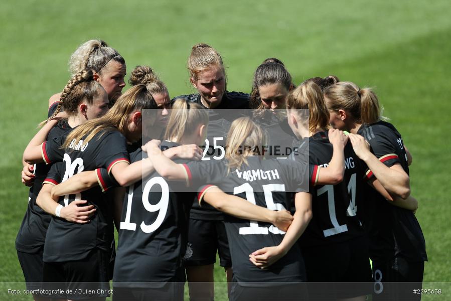 Sophia Kleinherne, Jule Brand, Linda Dallmann, Jana Feldkamp, Sjoeke Nüsken, Mannschaftskreis, Stadion am Bieberer Berg, 15.06.2021, DFB, sport, action, Fussball, Juni 2021, Germany, Bieberer Berg, CHI, GER, Offenbach, Frauen-Länderspiel, Länderspiel, Chile, Deutschland - Bild-ID: 2295638 Sophia Kleinherne, Jule Brand, Linda Dallmann, Jana Feldkamp, Sjoeke Nüsken, Mannschaftskreis, Stadion am Bieberer Berg, 15.06.2021, DFB, sport, action, Fussball, Juni 2021, Germany, Bieberer Berg, CHI, GER, Offenbach, Frauen-Länderspiel, Länderspiel, Chile, Deutschland - Bild-ID: 2295638
