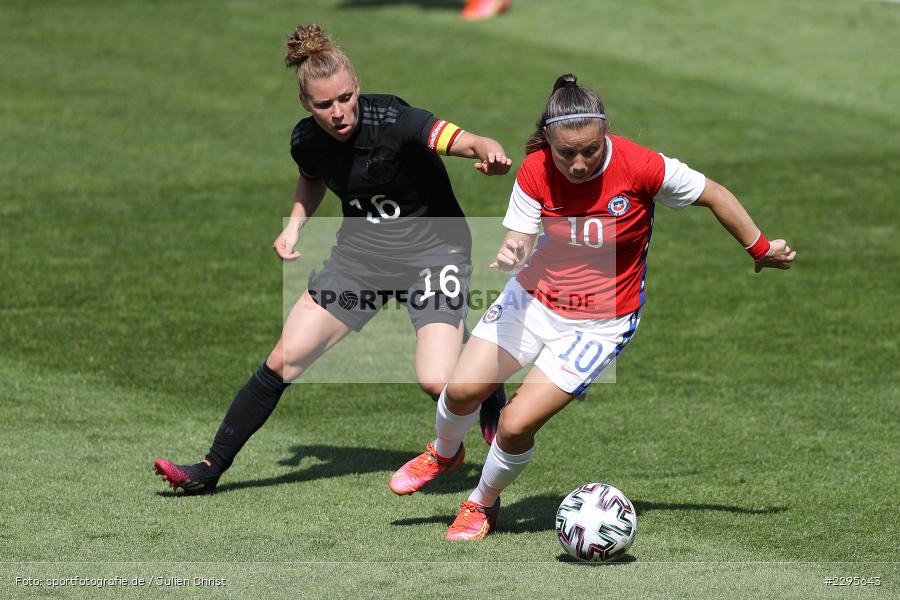 Yanara Aedo, Linda Dallmann, Stadion am Bieberer Berg, 15.06.2021, DFB, sport, action, Fussball, Juni 2021, Germany, Bieberer Berg, CHI, GER, Offenbach, Frauen-Länderspiel, Länderspiel, Chile, Deutschland - Bild-ID: 2295643