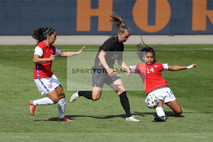 Karen Araya, Klara Bühl, Stadion am Bieberer Berg, 15.06.2021, DFB, sport, action, Fussball, Juni 2021, Germany, Bieberer Berg, CHI, GER, Offenbach, Frauen-Länderspiel, Länderspiel, Chile, Deutschland - Bild-ID: 2295656