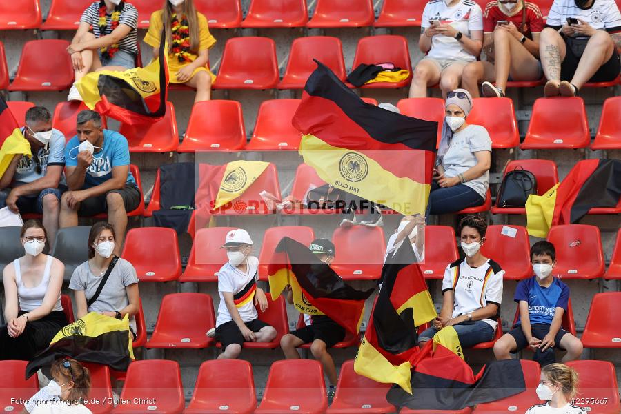 Fahne, Fans, Stadion am Bieberer Berg, 15.06.2021, DFB, sport, action, Fussball, Juni 2021, Germany, Bieberer Berg, CHI, GER, Offenbach, Frauen-Länderspiel, Länderspiel, Chile, Deutschland - Bild-ID: 2295667 Fahne, Fans, Stadion am Bieberer Berg, 15.06.2021, DFB, sport, action, Fussball, Juni 2021, Germany, Bieberer Berg, CHI, GER, Offenbach, Frauen-Länderspiel, Länderspiel, Chile, Deutschland - Bild-ID: 2295667