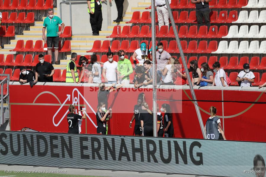 Merle Frohms, Sophia Kleinherne, Fans, Shekiera Martinez, Stadion am Bieberer Berg, 15.06.2021, DFB, sport, action, Fussball, Juni 2021, Germany, Bieberer Berg, CHI, GER, Offenbach, Frauen-Länderspiel, Länderspiel, Chile, Deutschland - Bild-ID: 2295668 Merle Frohms, Sophia Kleinherne, Fans, Shekiera Martinez, Stadion am Bieberer Berg, 15.06.2021, DFB, sport, action, Fussball, Juni 2021, Germany, Bieberer Berg, CHI, GER, Offenbach, Frauen-Länderspiel, Länderspiel, Chile, Deutschland - Bild-ID: 2295668