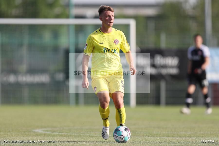 Leon Schneider, KRE Sportpark, Würzburg, 18.06.2021, Freundschaftsspiele, BFV, sport, action, Fussball, Deutschland, Juni 2021, Saison 2021/2022, TSV, FWK, TSV Karlburg, FC Würzburger Kickers - Bild-ID: 2295709 Leon Schneider, KRE Sportpark, Würzburg, 18.06.2021, Freundschaftsspiele, BFV, sport, action, Fussball, Deutschland, Juni 2021, Saison 2021/2022, TSV, FWK, TSV Karlburg, FC Würzburger Kickers - Bild-ID: 2295709