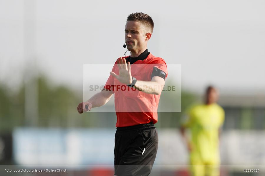 Schiedsrichter, Simon Marx, KRE Sportpark, Würzburg, 18.06.2021, Freundschaftsspiele, BFV, sport, action, Fussball, Deutschland, Juni 2021, Saison 2021/2022, TSV, FWK, TSV Karlburg, FC Würzburger Kickers - Bild-ID: 2295724 Schiedsrichter, Simon Marx, KRE Sportpark, Würzburg, 18.06.2021, Freundschaftsspiele, BFV, sport, action, Fussball, Deutschland, Juni 2021, Saison 2021/2022, TSV, FWK, TSV Karlburg, FC Würzburger Kickers - Bild-ID: 2295724