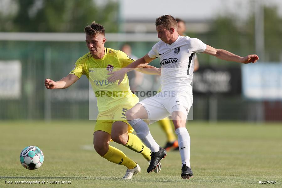 Sebastian Fries, Leon Schneider, KRE Sportpark, Würzburg, 18.06.2021, Freundschaftsspiele, BFV, sport, action, Fussball, Deutschland, Juni 2021, Saison 2021/2022, TSV, FWK, TSV Karlburg, FC Würzburger Kickers - Bild-ID: 2295729