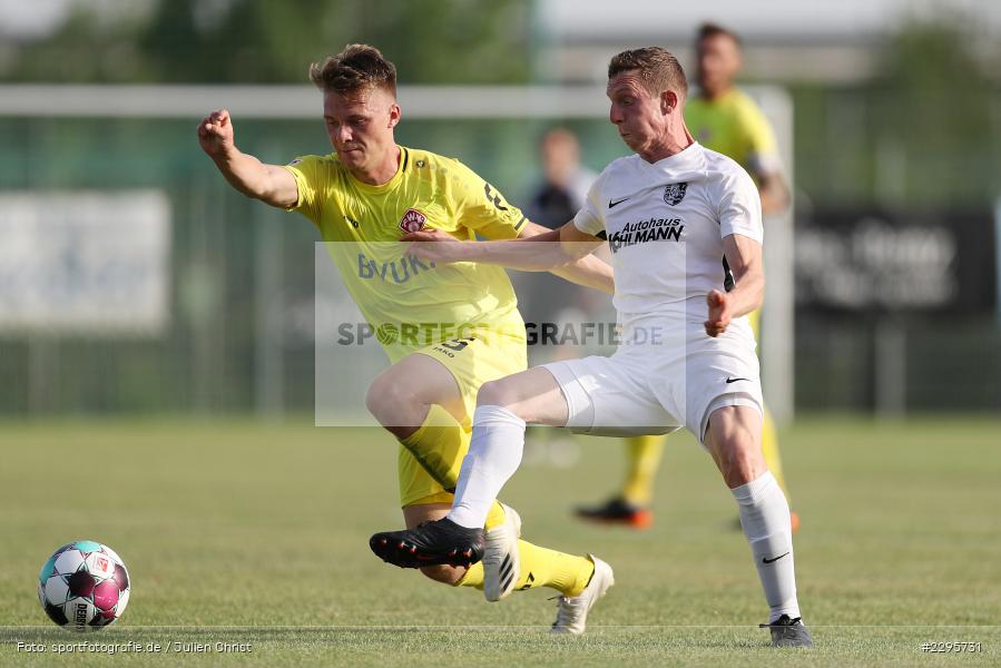 Sebastian Fries, Leon Schneider, KRE Sportpark, Würzburg, 18.06.2021, Freundschaftsspiele, BFV, sport, action, Fussball, Deutschland, Juni 2021, Saison 2021/2022, TSV, FWK, TSV Karlburg, FC Würzburger Kickers - Bild-ID: 2295731