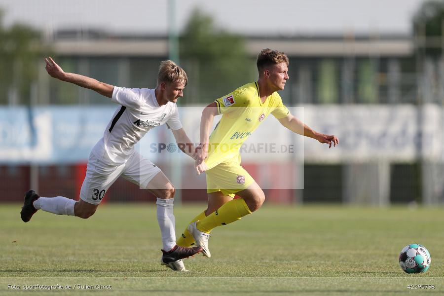 Leon Schneider, Marco Kunzmann, KRE Sportpark, Würzburg, 18.06.2021, Freundschaftsspiele, BFV, sport, action, Fussball, Deutschland, Juni 2021, Saison 2021/2022, TSV, FWK, TSV Karlburg, FC Würzburger Kickers - Bild-ID: 2295738
