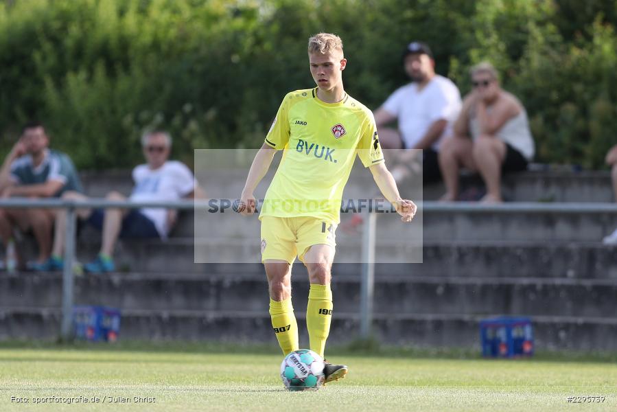 Louis Breunig, KRE Sportpark, Würzburg, 18.06.2021, Freundschaftsspiele, BFV, sport, action, Fussball, Deutschland, Juni 2021, Saison 2021/2022, TSV, FWK, TSV Karlburg, FC Würzburger Kickers - Bild-ID: 2295739