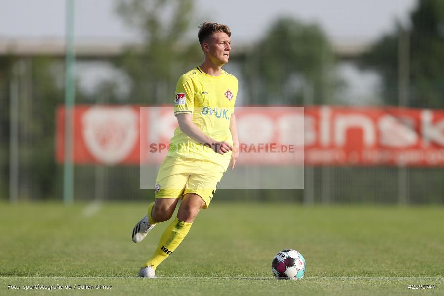 Leon Schneider, KRE Sportpark, Würzburg, 18.06.2021, Freundschaftsspiele, BFV, sport, action, Fussball, Deutschland, Juni 2021, Saison 2021/2022, TSV, FWK, TSV Karlburg, FC Würzburger Kickers - Bild-ID: 2295747 Leon Schneider, KRE Sportpark, Würzburg, 18.06.2021, Freundschaftsspiele, BFV, sport, action, Fussball, Deutschland, Juni 2021, Saison 2021/2022, TSV, FWK, TSV Karlburg, FC Würzburger Kickers - Bild-ID: 2295747