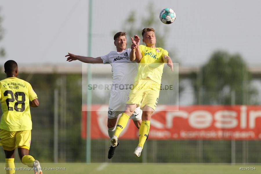 Leon Schneider, Julian Meyer, KRE Sportpark, Würzburg, 18.06.2021, Freundschaftsspiele, BFV, sport, action, Fussball, Deutschland, Juni 2021, Saison 2021/2022, TSV, FWK, TSV Karlburg, FC Würzburger Kickers - Bild-ID: 2295754