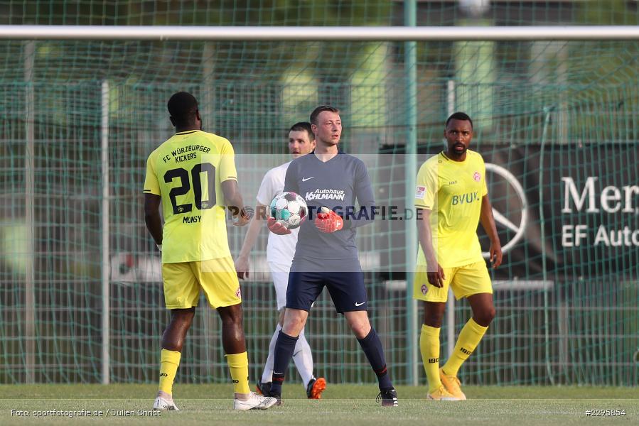Saliou Sane, Ridge Munsy, Jonas Kohlhepp, KRE Sportpark, Würzburg, 18.06.2021, Freundschaftsspiele, BFV, sport, action, Fussball, Deutschland, Juni 2021, Saison 2021/2022, TSV, FWK, TSV Karlburg, FC Würzburger Kickers - Bild-ID: 2295854 Saliou Sane, Ridge Munsy, Jonas Kohlhepp, KRE Sportpark, Würzburg, 18.06.2021, Freundschaftsspiele, BFV, sport, action, Fussball, Deutschland, Juni 2021, Saison 2021/2022, TSV, FWK, TSV Karlburg, FC Würzburger Kickers - Bild-ID: 2295854