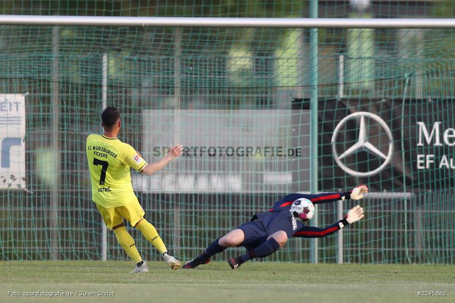 Mitja Lotric, Jonas Kohlhepp, KRE Sportpark, Würzburg, 18.06.2021, Freundschaftsspiele, BFV, sport, action, Fussball, Deutschland, Juni 2021, Saison 2021/2022, TSV, FWK, TSV Karlburg, FC Würzburger Kickers - Bild-ID: 2295862