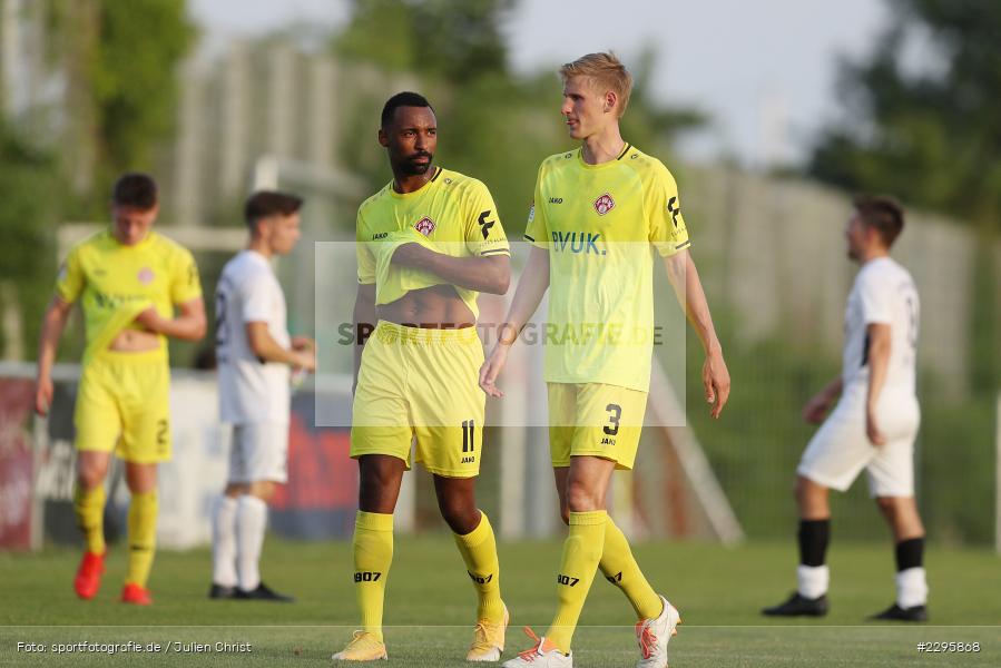 Niklas Hoffmann, Saliou Sane, KRE Sportpark, Würzburg, 18.06.2021, Freundschaftsspiele, BFV, sport, action, Fussball, Deutschland, Juni 2021, Saison 2021/2022, TSV, FWK, TSV Karlburg, FC Würzburger Kickers - Bild-ID: 2295868