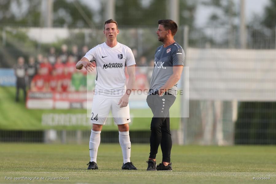 Gespräch, Torsten Ziegner, Trainer, Sebastian Fries, KRE Sportpark, Würzburg, 18.06.2021, Freundschaftsspiele, BFV, sport, action, Fussball, Deutschland, Juni 2021, Saison 2021/2022, TSV, FWK, TSV Karlburg, FC Würzburger Kickers - Bild-ID: 2295869