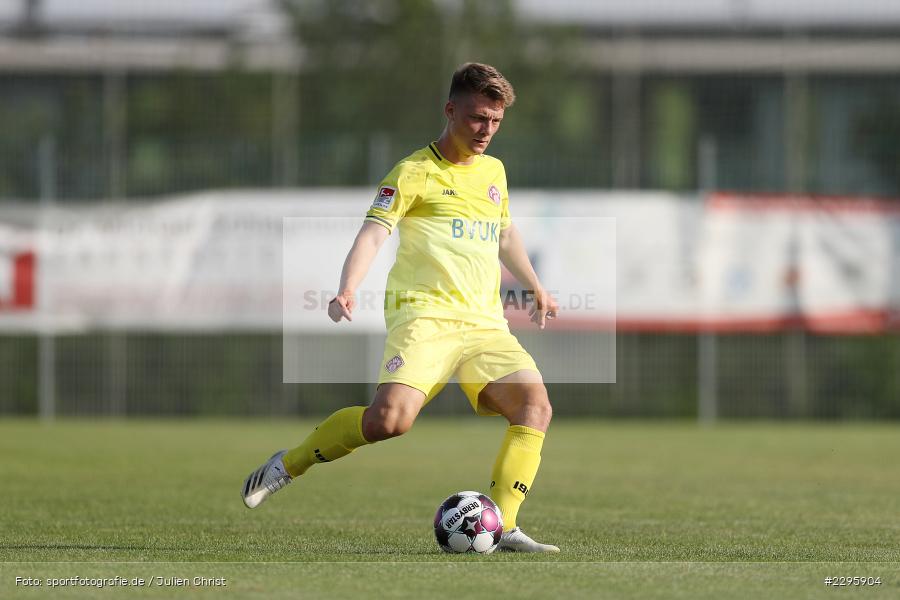 Leon Schneider, KRE Sportpark, Würzburg, 18.06.2021, Freundschaftsspiele, BFV, sport, action, Fussball, Deutschland, Juni 2021, Saison 2021/2022, TSV, FWK, TSV Karlburg, FC Würzburger Kickers - Bild-ID: 2295904