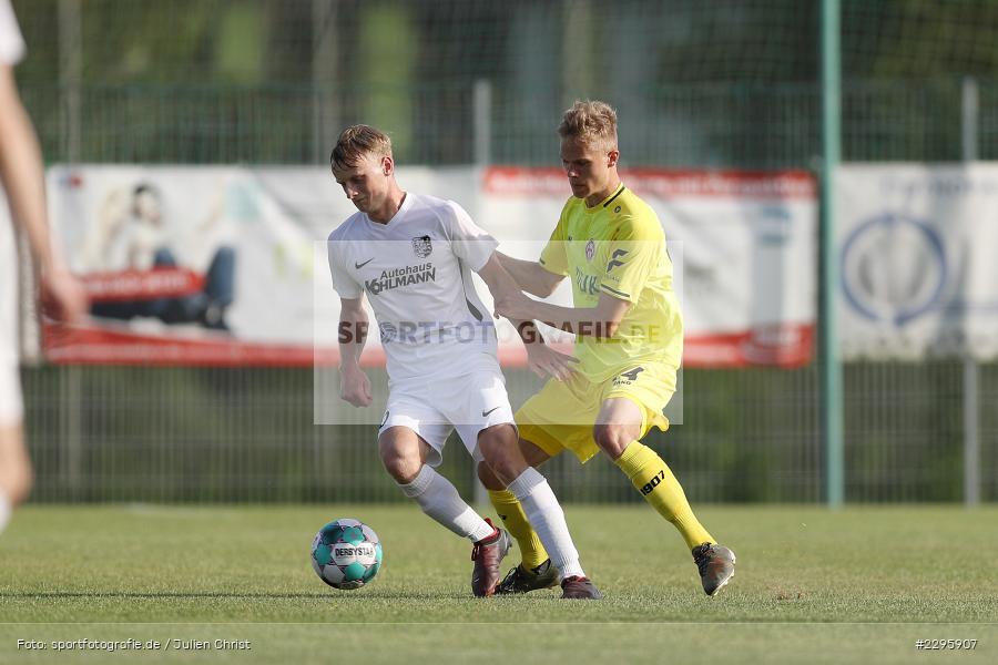 Leon Schneider, Marco Kunzmann, KRE Sportpark, Würzburg, 18.06.2021, Freundschaftsspiele, BFV, sport, action, Fussball, Deutschland, Juni 2021, Saison 2021/2022, TSV, FWK, TSV Karlburg, FC Würzburger Kickers - Bild-ID: 2295907