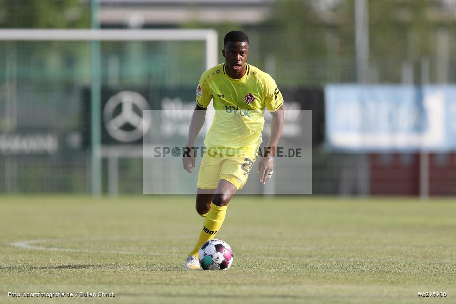 Ryan-Segon Adigo, KRE Sportpark, Würzburg, 18.06.2021, Freundschaftsspiele, BFV, sport, action, Fussball, Deutschland, Juni 2021, Saison 2021/2022, TSV, FWK, TSV Karlburg, FC Würzburger Kickers - Bild-ID: 2295908