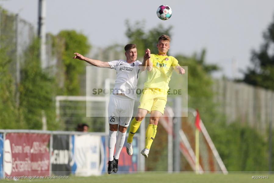 Leon Schneider, Julian Meyer, KRE Sportpark, Würzburg, 18.06.2021, Freundschaftsspiele, BFV, sport, action, Fussball, Deutschland, Juni 2021, Saison 2021/2022, TSV, FWK, TSV Karlburg, FC Würzburger Kickers - Bild-ID: 2295912