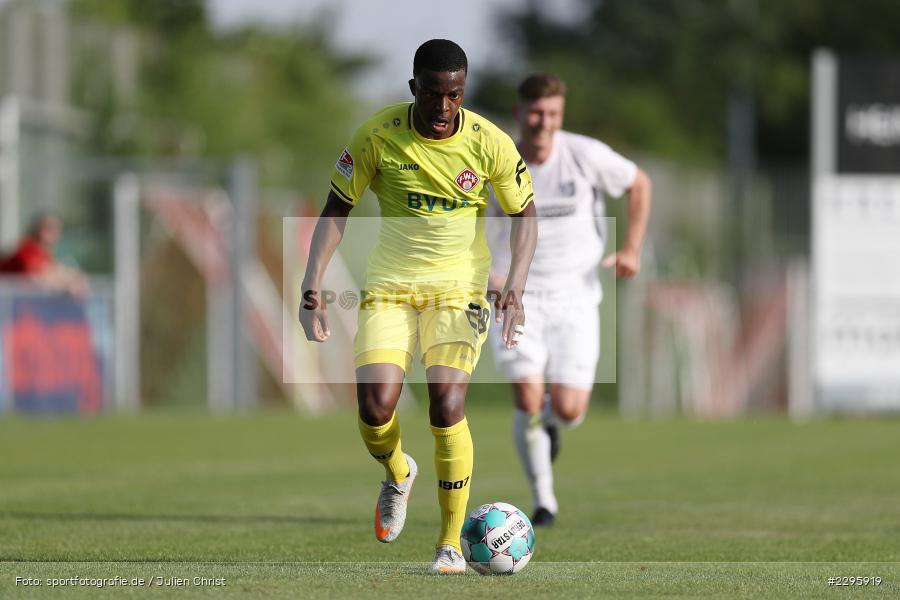 Ryan-Segon Adigo, KRE Sportpark, Würzburg, 18.06.2021, Freundschaftsspiele, BFV, sport, action, Fussball, Deutschland, Juni 2021, Saison 2021/2022, TSV, FWK, TSV Karlburg, FC Würzburger Kickers - Bild-ID: 2295919