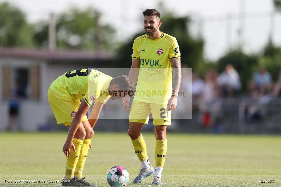 Moritz Heinrich, KRE Sportpark, Würzburg, 18.06.2021, Freundschaftsspiele, BFV, sport, action, Fussball, Deutschland, Juni 2021, Saison 2021/2022, TSV, FWK, TSV Karlburg, FC Würzburger Kickers - Bild-ID: 2295931