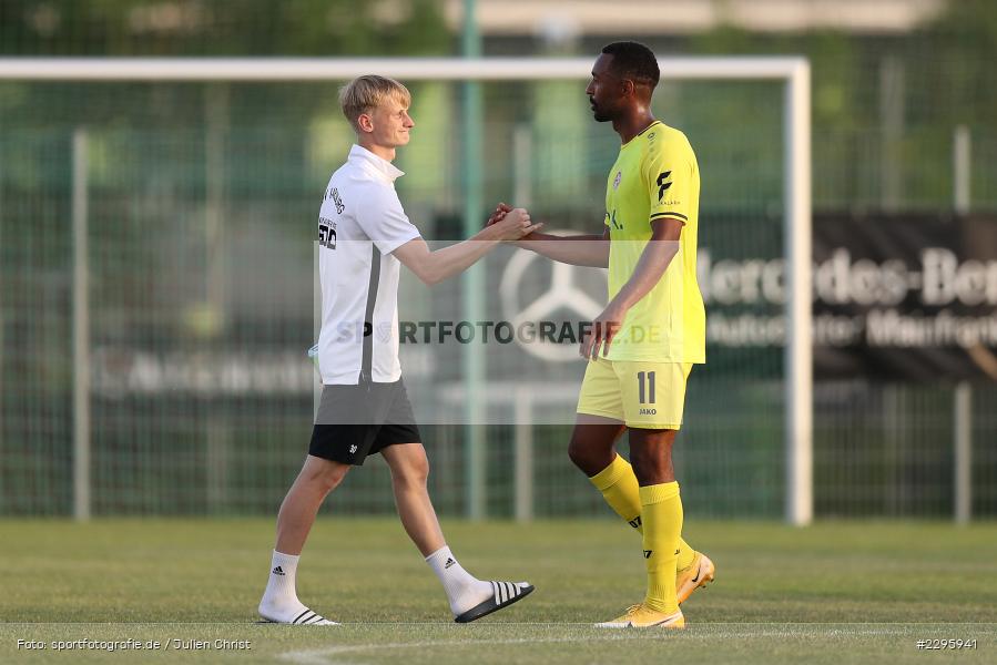 Saliou Sane, Marco Kunzmann, KRE Sportpark, Würzburg, 18.06.2021, Freundschaftsspiele, BFV, sport, action, Fussball, Deutschland, Juni 2021, Saison 2021/2022, TSV, FWK, TSV Karlburg, FC Würzburger Kickers - Bild-ID: 2295941