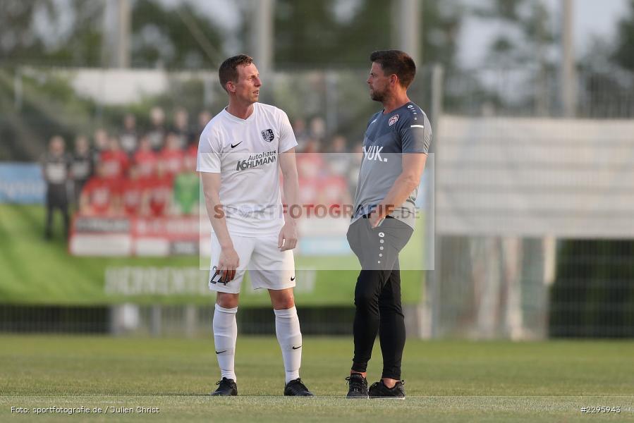Gespräch, Torsten Ziegner, Trainer, Sebastian Fries, KRE Sportpark, Würzburg, 18.06.2021, Freundschaftsspiele, BFV, sport, action, Fussball, Deutschland, Juni 2021, Saison 2021/2022, TSV, FWK, TSV Karlburg, FC Würzburger Kickers - Bild-ID: 2295943