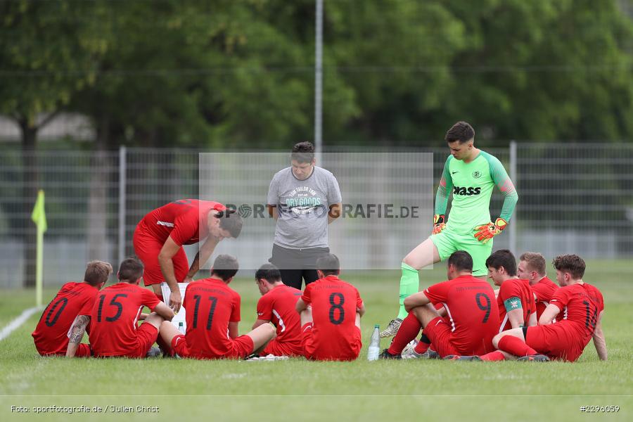 Maximilian Baur, Jannik Diehl, Alexander Beck, Josua Muthig, Dominik Englert, Trainer, Anweisungen, Patrick Amrhein, Sportgelaende Am Baggertsweg, Karlstadt, 20.06.2021, Freundschaftsspiele, BFV, sport, action, Fussball, Deutschland, Juni 2021, Saison 2021/2022, TUS, FVK, TuS Frammersbach, FV Karlstadt - Bild-ID: 2296059
