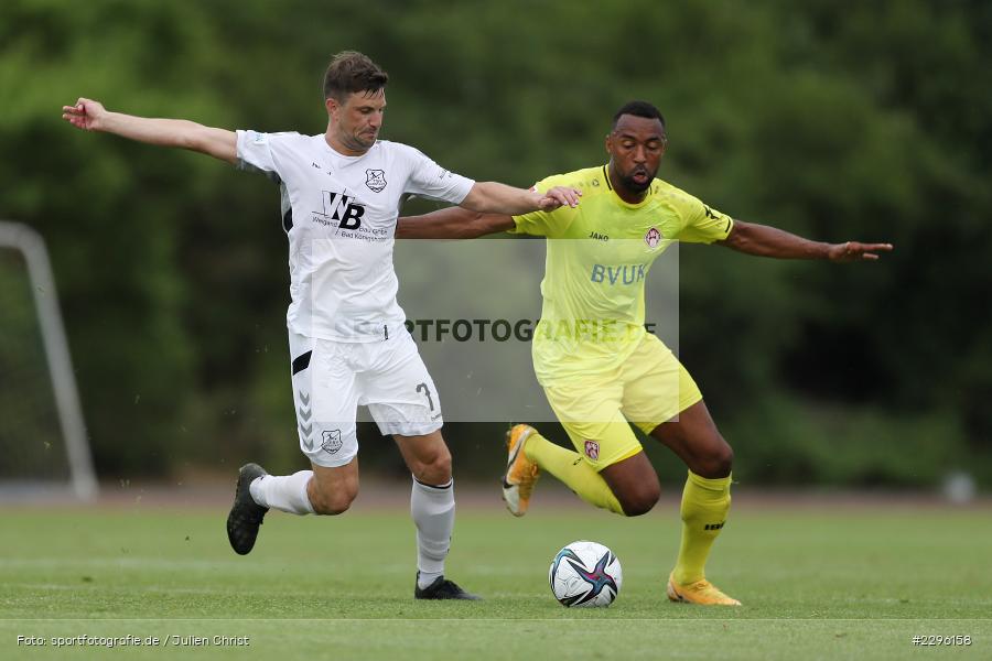 Daniel Leicht, Saliou Sane, Sportplatz Am Sonnenstuhl, Randersacker, 23.06.2021, Freundschaftsspiele, Regionalliga Bayern, 3. Liga, DFB, sport, action, Fussball, Deutschland, Juni 2021, Saison 2021/2022, TSV, FWK, TSV Aubstadt, FC Würzburger Kickers - Bild-ID: 2296158