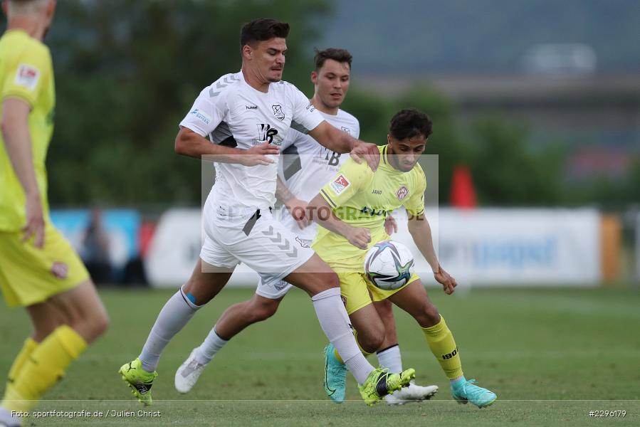 Christopher Bieber, Dildar Atmaca, Sportplatz Am Sonnenstuhl, Randersacker, 23.06.2021, Freundschaftsspiele, Regionalliga Bayern, 3. Liga, DFB, sport, action, Fussball, Deutschland, Juni 2021, Saison 2021/2022, TSV, FWK, TSV Aubstadt, FC Würzburger Kickers - Bild-ID: 2296179