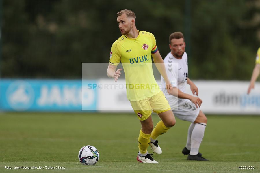 Regenbogenbinde, Lars Dietz, Sportplatz Am Sonnenstuhl, Randersacker, 23.06.2021, Freundschaftsspiele, Regionalliga Bayern, 3. Liga, DFB, sport, action, Fussball, Deutschland, Juni 2021, Saison 2021/2022, TSV, FWK, TSV Aubstadt, FC Würzburger Kickers - Bild-ID: 2296256