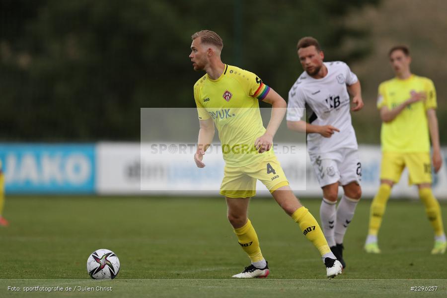Regenbogenbinde, Lars Dietz, Sportplatz Am Sonnenstuhl, Randersacker, 23.06.2021, Freundschaftsspiele, Regionalliga Bayern, 3. Liga, DFB, sport, action, Fussball, Deutschland, Juni 2021, Saison 2021/2022, TSV, FWK, TSV Aubstadt, FC Würzburger Kickers - Bild-ID: 2296257