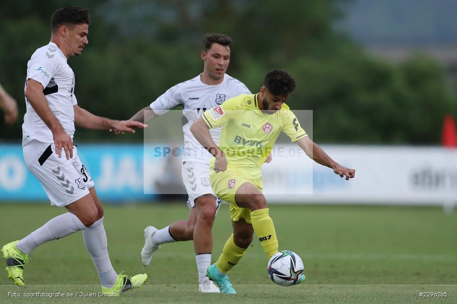 Dildar Atmaca, Sportplatz Am Sonnenstuhl, Randersacker, 23.06.2021, Freundschaftsspiele, Regionalliga Bayern, 3. Liga, DFB, sport, action, Fussball, Deutschland, Juni 2021, Saison 2021/2022, TSV, FWK, TSV Aubstadt, FC Würzburger Kickers - Bild-ID: 2296265